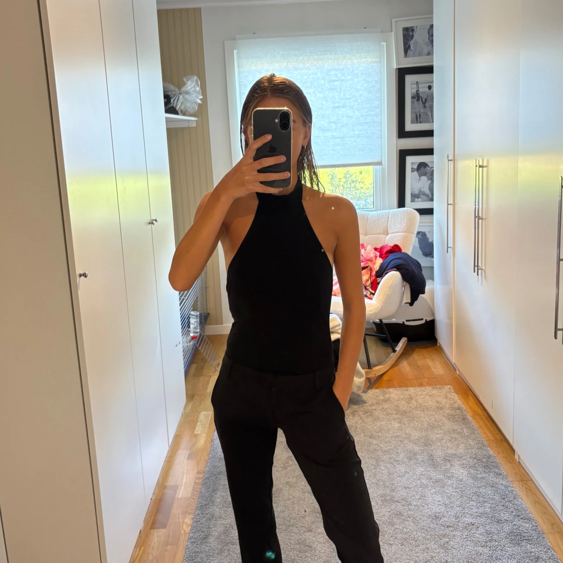 Svart halterneck body med öppen rygg