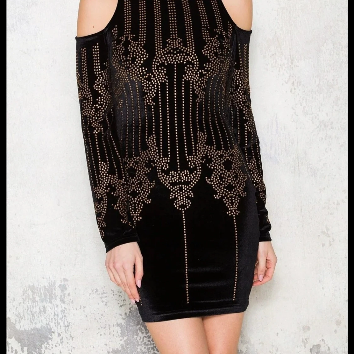 Svart sammetsklänning med guldmönster - 1