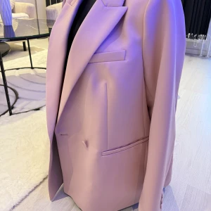 Kavaj - Elegant damkavaj till salu. Klassisk modell, bekväm passform och passar både till vardag och fest. Passar perfekt som oversize modell. Fint skick. 