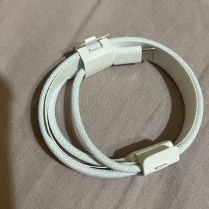 Apple USB-C Laddningskabel (1m, flätad) - Original Apple USB-C till USB-C laddningskabel, 1 meter, flätad för extra hållbarhet. Kabeln är i nyskick utan synligt slitage eller defekter. Perfekt för laddning och dataöverföring till kompatibla Apple-enheter.