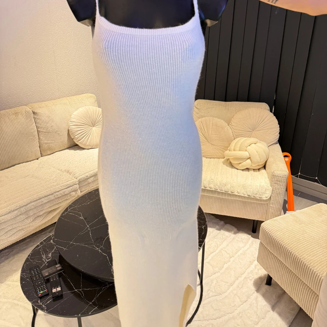 Vit ribbad lång stickad klänning - 1