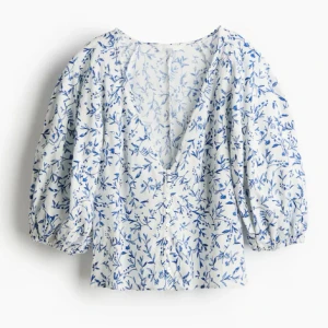 Slutsåld blus från H&M - Superfin slutsåld vit&blå blus från hm. Den har en v-riggad därframme som e supppprr snyggt för dig som vill ha en stilren look. Säljer då den inte används. Använd typ 2 gånger❤️.  Är i storlek L men passar mig väldigt bra som har S. Så rätt liten för storlek L tycker jag. Skriv för fårgor ❤️