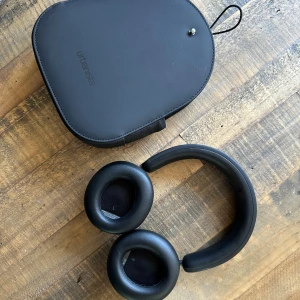 Urbanista Los Angeles - Urbanista Los Angeles trådlösa over-ear hörlurar i svart med tillhörande skyddsväska. Hörlurarna är i mycket gott skick utan synligt slitage. Aktiv brusreducering och lång batteritid. Perfekt för musik, resor och arbete.