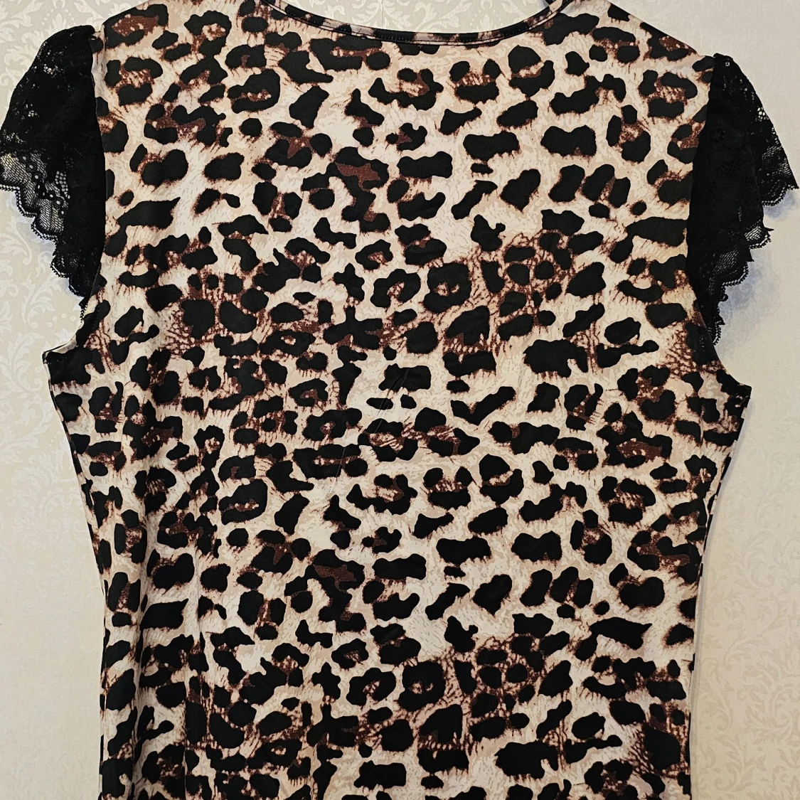 Leopardmönstrad topp med spetsdetaljer - 1