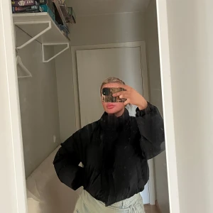 Svart pufferjacka från Dazy - Säljer en svart pufferjacka från Dazy i storlek L. Jackan har hög krage, dragkedja och tryckknappar framtill. Oversized passform och tillverkad i polyester, perfekt för vinter/höst - knappt använd                                                         (Läs alltid min profil för villkor)