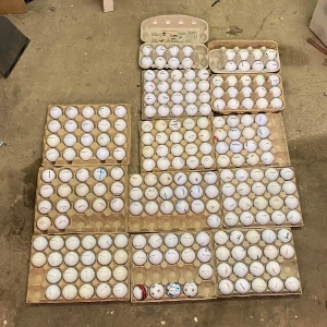 Golfbollar i alla olika märken  - Tjenare vi säljer golfbollar i alla möjliga märken och modeller allt ifrån A klass till C Klass och därefter blir de övningsbollar. Om ni söker några andra bollar så är de bara skriva så återkommer vi med pris och förslag    Priser nedanför.          🔹 Titleist (Pro V1, Pro V1x, Tour Soft m.fl.) 	•	A-klass: 300 / 12 bollar (≈25kr/st) 	•	B-klass: 220 kr / 12 bollar (≈18 kr/st) 	•	C-klass: 160kr / 12 bollar (≈13 kr/st) 	•	Övningsbollar: 80 kr / 12 bollar (≈7 kr/st)  ⸻  🔹 TaylorMade (TP5, TP5x, Dis