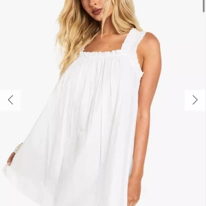 Vit kort sommarklänning med volang - Superfin vit kort klänning med volangkant vid axelbanden och lätt rynkad upptill. Super fin till studenten!!! Jag har använt den en gång (studenten) men var väldigt försiktig och har inga defekter därav priset, nypris 400kr och tror inte den finns kvar på hemsidan längre. 🩷passa på att köp nu innan de finaste studentklänningarna tar slut. Säljer en annan vit student klänning på min profil som inte kom till användning med lapp kvar för en lägre summa