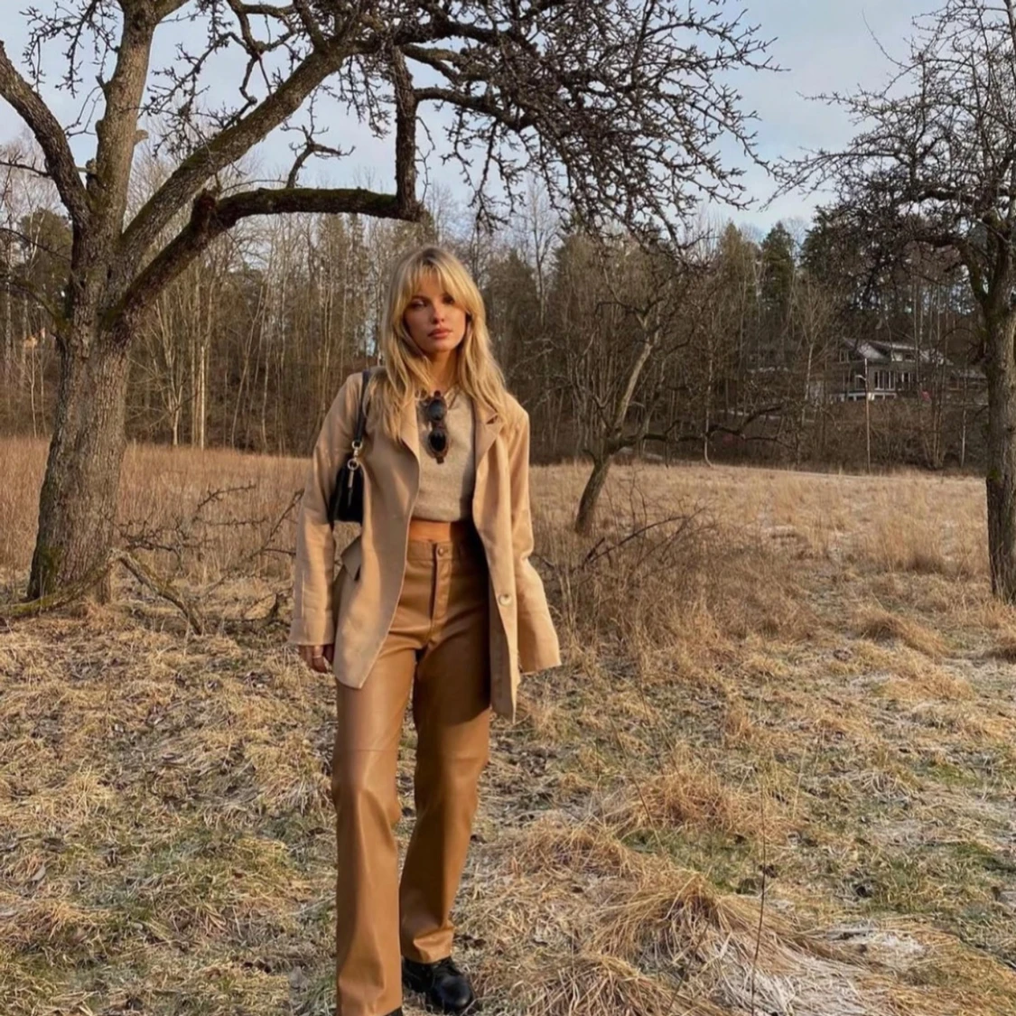 Bruna raka byxor i skinnimitation Samsoe Samsoe