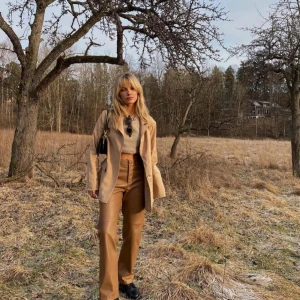 Bruna raka byxor i skinnimitation Samsoe Samsoe  - Bruna byxor i skinnimitation med raka ben och hög midja från Samsoe Samsoe. Klassisk femficksmodell med bälteshällor och dragkedja fram. I mycket gott skick! Strl XS. Obs lånad bild. 