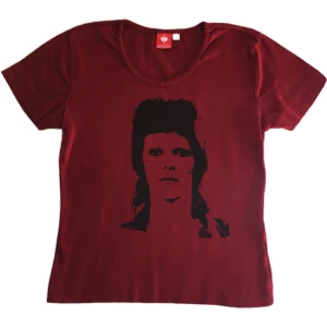 David Bowie band tröja/ Graphic topp/ T-shirt med tryck  - Unik röd topp med handtryckt svart David Bowie tryck på! 100% bomull 