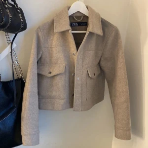 Beige kappa Zara - Hej! Säljer en beige kappa från Zara i storlek XS🤎. 