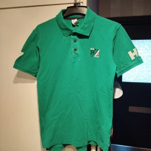 Helly Hansen pike tröja - Bra skick. Inga märken och inga fläckar. Knappt använd. Storleken är till en som är petit/small. Mått kan självklart tas vid intresse. 