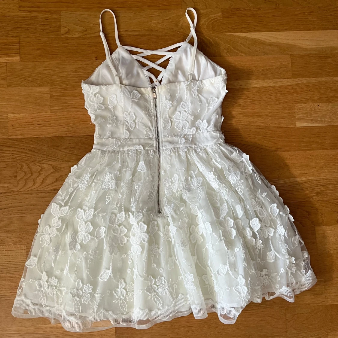 Vit blommig spetsklänning med snörning - 3