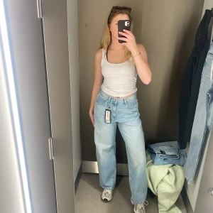 Ljusblå baggy jeans i storlek S - Säljer ett par ljusblå baggy jeans med riktigt breda ben och hög midja. Aldrig använda🩵