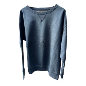 Maison Margiela svart sweatshirt S - Svart sweatshirt från Maison Margiela med deras ikoniska siffror broderade framtill. Tröjan har rund halsringning, ribbade muddar och lång ärm. Tillverkad i mjuk bomull för en clean och stilren look. Perfekt för dig som gillar minimalistisk design.