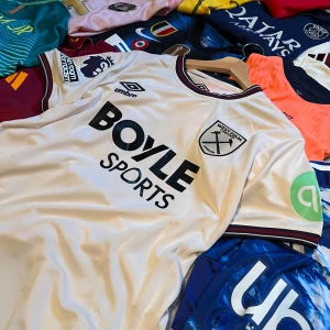 West Ham fotbollströja SUMMERVILLE -  	•	Pris: 249 kr 	•	Skick: 10/10 	•	Storlek: M/S 	•	Lag/klubb: West Ham 	•	År/säsong: 2025 	•	Färg: beige 	•	Tryck: SUMMERVILLE 7