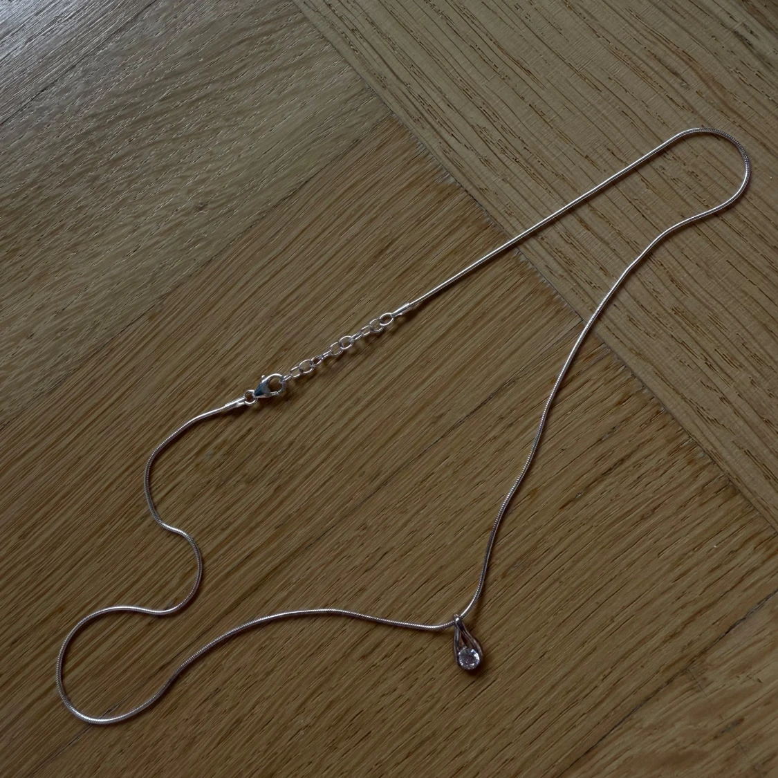 Silverhalsband med droppformad kristall - 2