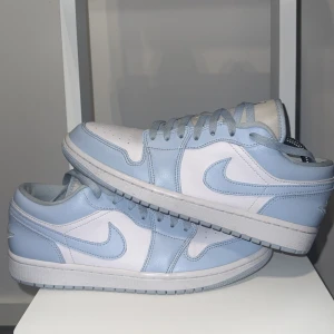 Nike Air Jordan 1 Low  university blue 42.5 -  Jag säljer mina Nike air Jordan, De är i storlek 42,5. Jag köpte dem i USA, men jag har inte kunnat ha användning för dem i Sverige eftersom de är för små för mig. skorna har använts 3-5 gånger. Har alltid hållt om rena och använt crease skydd. Man får även med nya crease skydd av mig. Pris går att ändra, har tyvärr ingen kartong eftersom det köptes i Usa så kunde inte ta med. Men skorna är ÄKTA. Pris går att ändras 