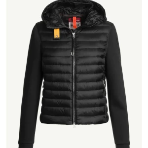 Svart dunjacka Parajumpersv med huva - Svart dunjacka från Parajumpers med quiltad front, släta ärmar och huva. Jackan har dragkedja framtill, två sidofickor med dragkedja och en gul detalj vid halsen. Perfekt för kyliga dagar och har en clean, sportig look.om nån vill byta men annars vi kan diskutera priset men köp inte direkt skriv först till mig.riktiga priset kostar runt 5000 och det har gått ett år fast det ser helt ny ut för jag har inte använt den så mycket 