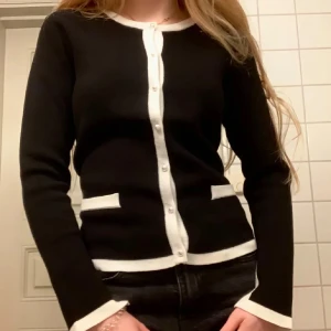 Kofta - Supersöt kofta i nyskick som inte kommer till användning 🖤