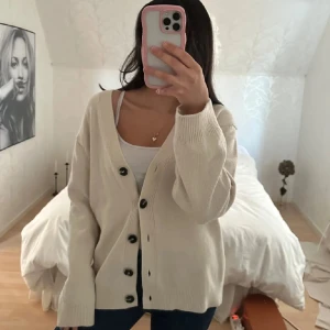 Beige kofta med svarta knappar - Fin kofta säljer då jag köpt en liknande!!💕