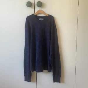 Stickad törja leopard - Stickad tröja från Weekday! Blå/grön färg🌺 Helt ny, aldrig använt💕 Nypris 450, pris går att diskutera🧚‍♀️Använd gärna köp nu❣️