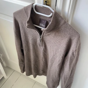 Oscar Jacobsson half zip  - Oscar Jacobsson half zip. sjukt skön! Modellen är 180,75 kg och bär M. 😇