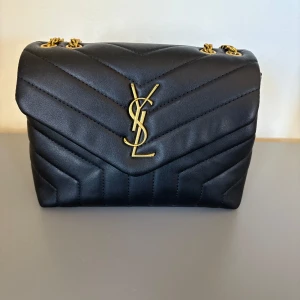 Svart quiltad axelväska från YSL - Säljer min ysl väska kan inte garantera att den är äkta därav priset! men köpte den för ca 4500 kan gå ner i pris i en snabb affär 