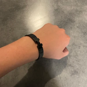 Svart H armband  - Säljer mitt gamla  armband som jag har köpt, skicket är väldigt bra. Hör av dig vid frågor eller funderingar! 