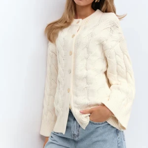 Slutsåld chunky knitted cable cardigan Gina tricot - Mysig vit kabelstickad kofta från Gina Tricot med rund halsringning och stora knappar framtill. Koftan har långärmade, lite loose ärmar och breda ribbade muddar. Perfekt för lager-på-lager 
