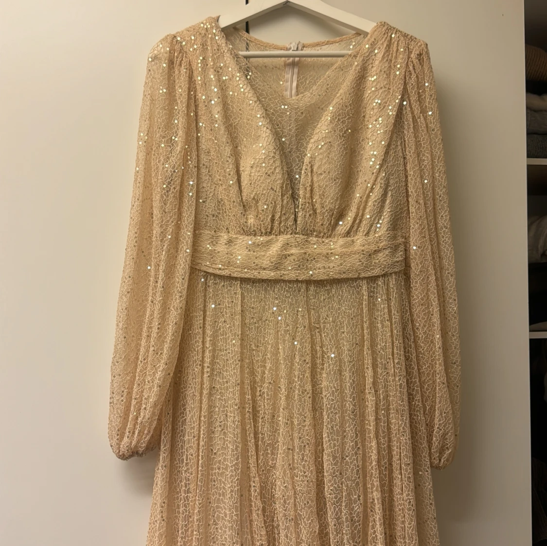Champagnefärgad glittrig långklänning