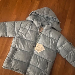 Moncler Maya - Ljusblå - Säljer en Moncler Maya🙌🏻| Storlek 3 (eller L) | Skick 9.5/10🔥- Knappen på ena ärmen är av men medföljer och kan lagas | Allt og medföljer - Moncler påse, Moncler confirmation card. | Skriv vid minsta fundering 💭|