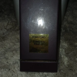 Tom Ford Tobacco Vanille 100ml - Lyxig parfym från Tom Ford i storleken 100 ml. Snygg och exklusiv för dig som vill sticka ut med en ikonisk doft. Eau de Parfum.