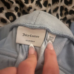 Ljusblå Juicy Couture mjukisbyxor - Juicy byxor ljusblå, dom är i bra skick har inte haft super länge, dom har blivit för korta för mig. Dom är i storlek 10 till 11. Dom kommer ifrån jeansbolaget och är äkta.