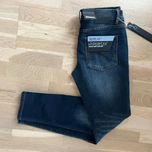 Replay Hyperflex mörkblå jeans - Säljer ett par Replay Hyperflex jeans i mörkblå tvätt. Passformen är slimfit och storleken är W31 L32. Det är bara att höra av sig vid frågor