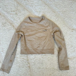 Beige croppad långärmad topp  - Från Ullared i beige, finns även byxor till dem som jag kommer publicera, om jag hittar dem🙈  Storleken finns inte längre kvar men skulle säga att den är S skulle också passat en M  Jag finns tillgänglig i Skövde, Borås & Värnamo om ni vill mötas istället för att betala frakt🙈❤️🥰