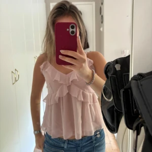 Slutsålt linne från Nelly storlek 34 - Säljer detta slutsålda linnet med volanger från Nelly i storlek 34. Linnet är endast använt en gång!