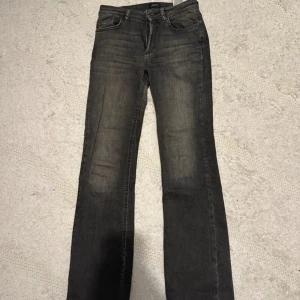 Svarta bootcut jeans  - Ett par gråa Low waist jeans från Only har tyvärr växt ut från dem och därav så finns det ett hål på ena sidan av låret som man kan fixa genom att sy igen. Så fina men tyvärr kan jag inte visa dem på eftersom att de är alltför små för mig  Jag finns tillgänglig i Skövde Borås och Värnamo till er som vill skippa frakt 🙈🥰