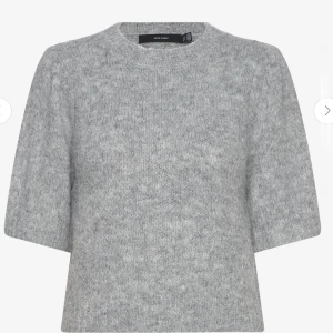 Grå stickad tröja med puffärm - Mysig grå stickad tröja med korta puffärmar och rund hals. Tröjan har en lite boxig passform och är perfekt för lager-på-lager. Den är enkel att matcha och har en mjuk känsla som gör den skön att bära.. förlåt för dåliga bilder hör av er om ni vill ha fler elr bättre bilde