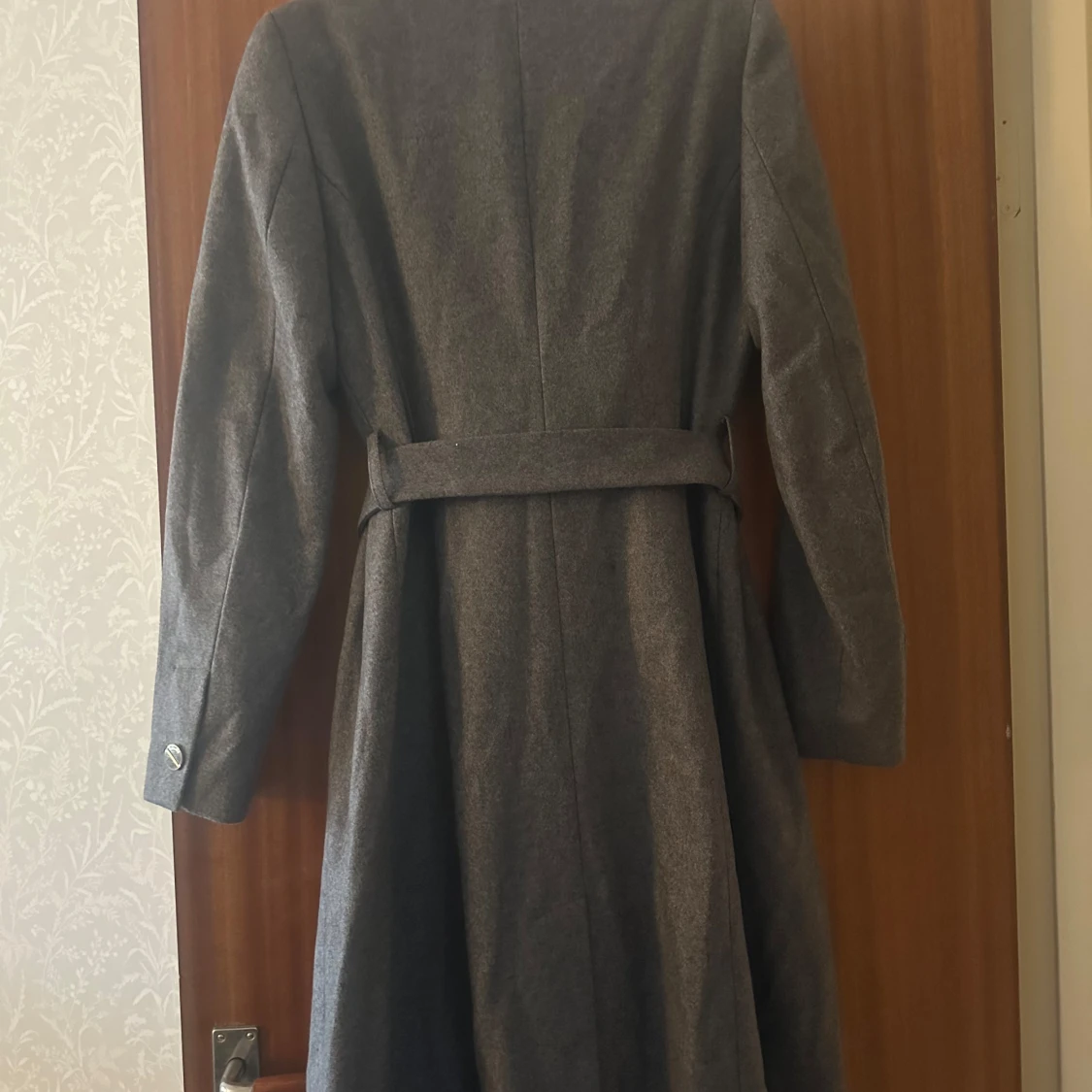 Grå kappa från Ted Baker med blommigt foder - 4