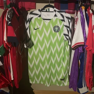 Nigeria 🇳🇬fotbollströja XXL VM 2018 - Säljer Nigerias ikoniska landslagströja från Nike i storlek XXL. Känd för sin unika design med sitt zig zag mönster över hela tröjan, tröjan är en replika alltså ingen officiell produkt.