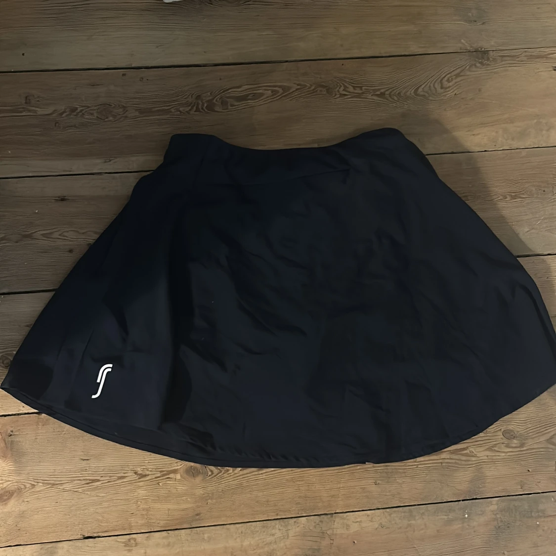 Svart sportig kortkjol från Swedemount