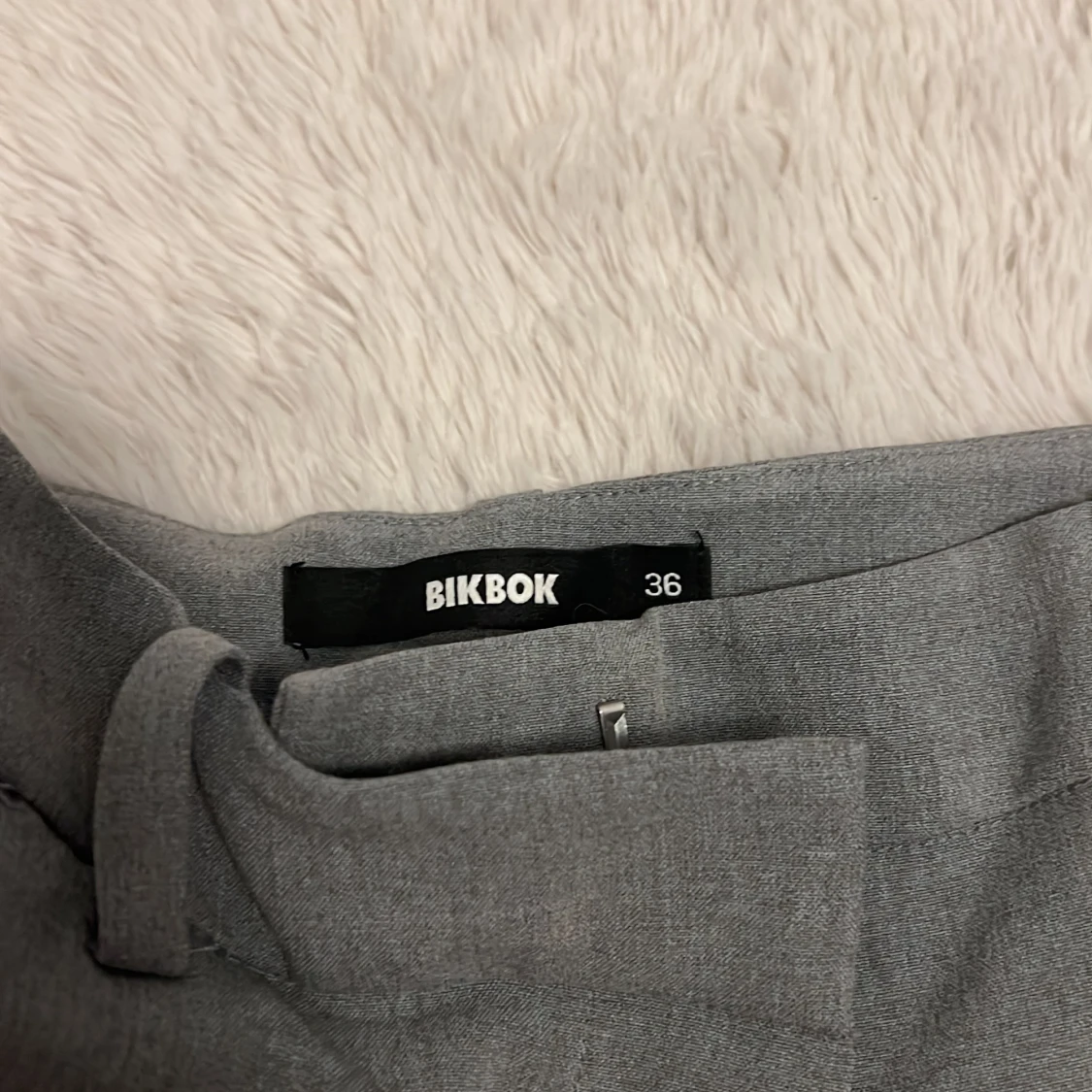 Grå kostymbyxor från BikBok, stl 36 - 1