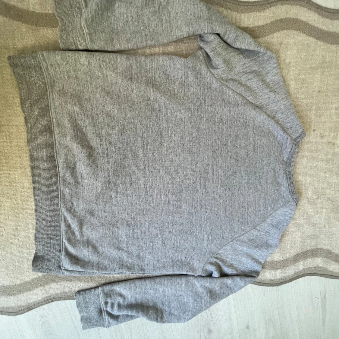 Grå crewneck sweatshirt från H&M - 1