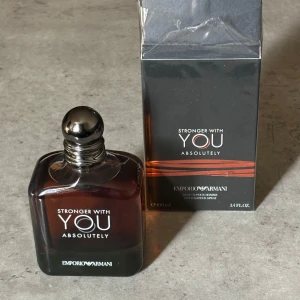 Stronger With You Absolutely 100ml - Emporio Armani Stronger With You Absolutely, 100 ml. En modern och stilren parfym som sticker ut och passar perfekt för dig som vill ha något extra. Snygg flaska och exklusiv känsla.