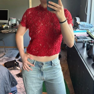 Kortärmad spetsblus - Kortärmad spetsblus i rött💕 Perfekt inför hösten 🍂 
