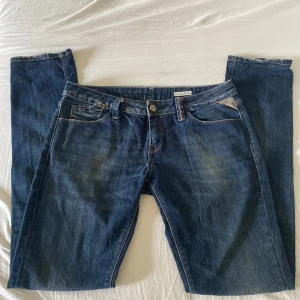 Blå Replay jeans - Blå jeans från Replay med detaljer på bakfickorna. Jeansen har normal passform och raka ben. Strl W29 L32, passar som M. Fraktar gärna tillsammans med andra plagg.