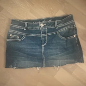 Low waist jeans kjol - Låg midjad jeans kjol -det står ingen storlek men jag skulle säga XS/S