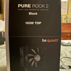En Pure Rock 2 Black CPU Cooler (aldrig använd) - En aldrig använd be quiet! Pure Rock 2 Black CPU-kylare med 150W TDP, tyst och effektiv kylning. Komplett med fläkt och kylfläns, allt i svart finish. Har kollat till och alla resterande komponenter som förekommer bör finnas i lådan.  Har aldrig använts, köptes runt 2022/2023, allt bör finnas i lådan, men jag saknar tyvärr ett kvitto. Hör gärna av dig om du har frågor.