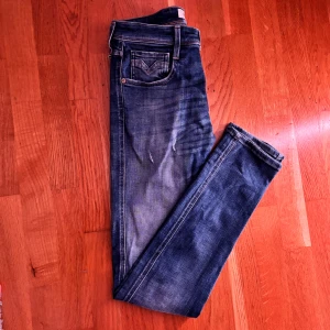 Replay anbass - Säljer mina blåa replay anbass jeans med slitningar. Skicket är mycket fint och har inga defekter eller tecken på användning. Storlek 29/32. Nypris på dessa är 2200. Bara att höra av sig vid frågor eller funderingar.